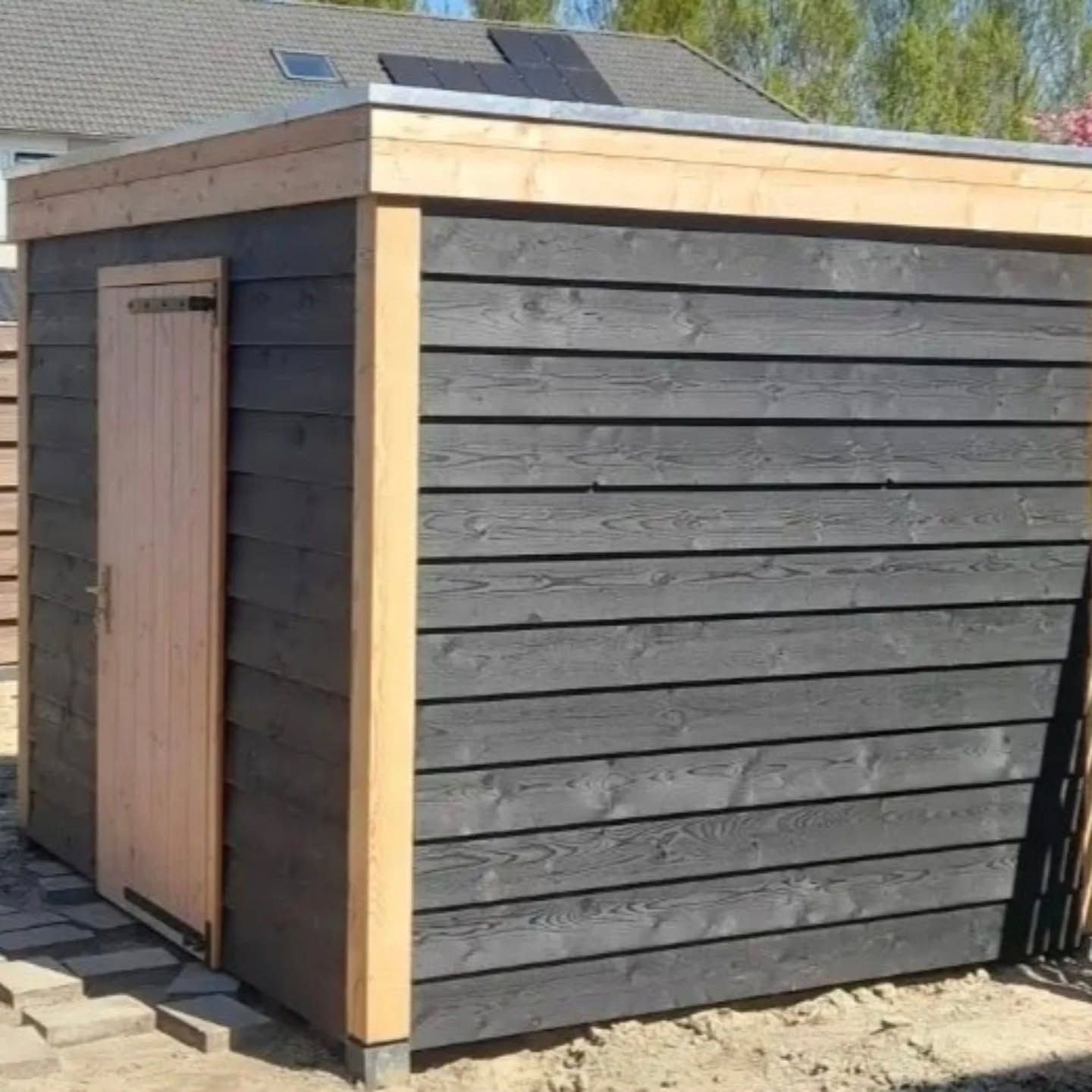 Zwarte schuur met liggende planken en Douglas hoekstijlen