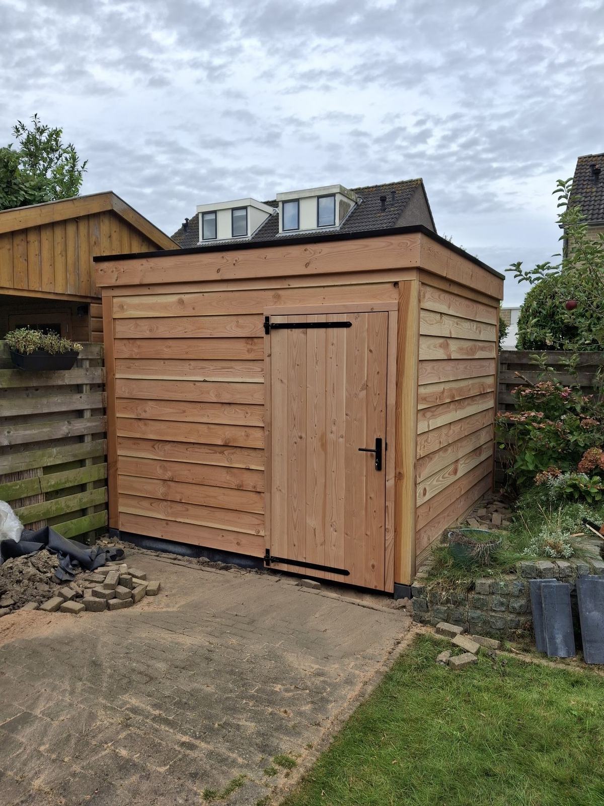 Douglas schuur met horizontale planken en een houten deur