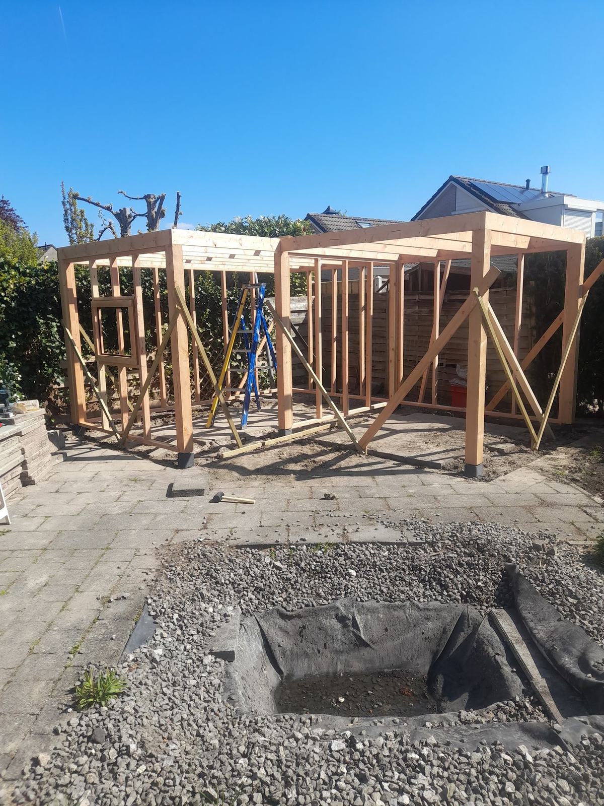 Houten geraamte van een overkapping in aanbouw