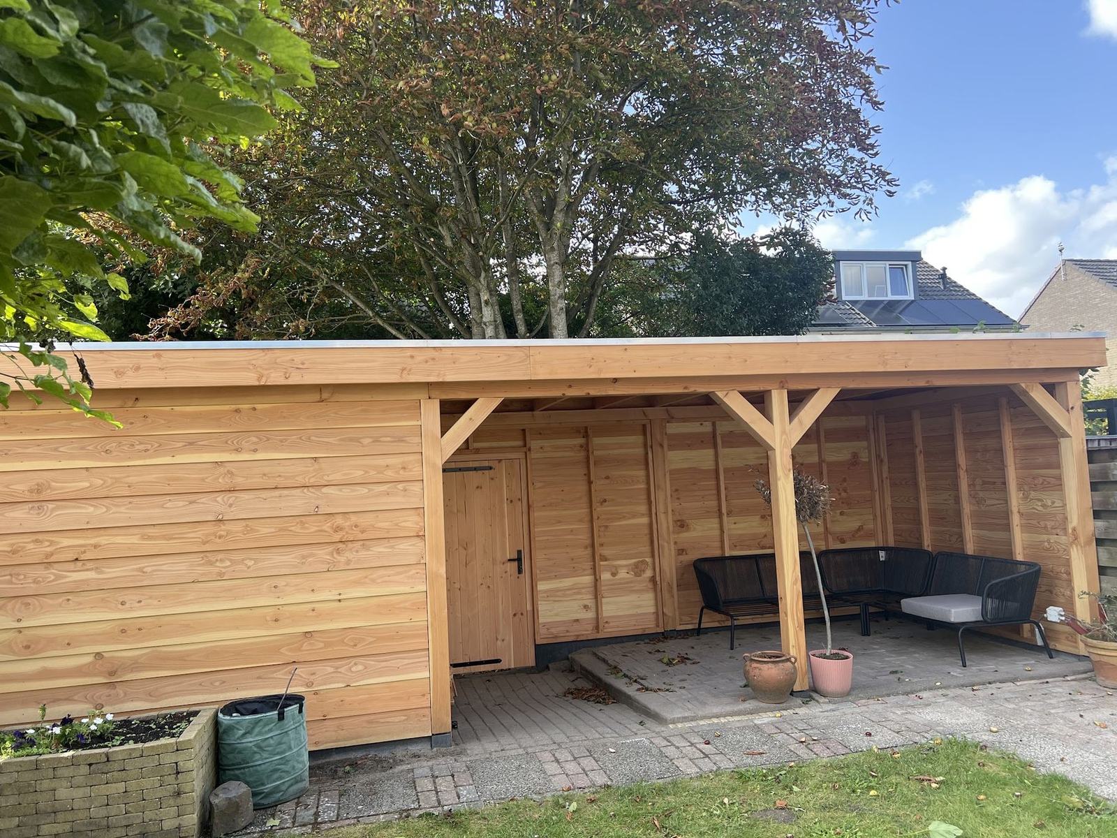 Douglas schuur met open overkapping en een loungebank